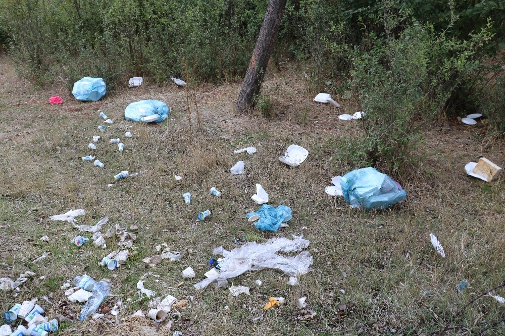 Vali ile Belediye Başkanı çocuklarla beraber çöpleri topladı