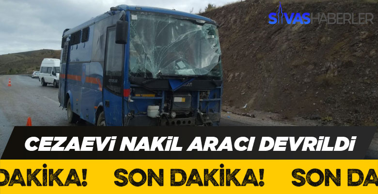 Yıldızeli ilçesinde cezaevi nakil aracı kaza yaptı