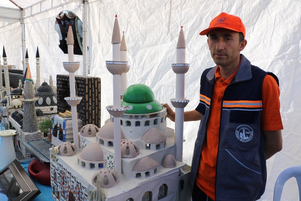 Çöpten topladıklarıyla bir sanat yaptı