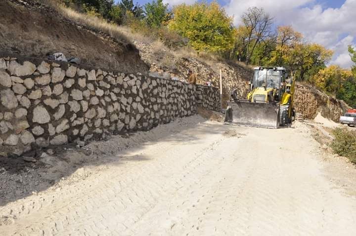 Gürün’de taş duvar örme çalışmaları devam ediyor