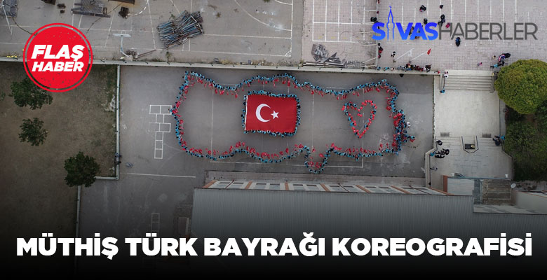 Ortaokul Öğrencilerinden Türk Bayrağı koreografisi