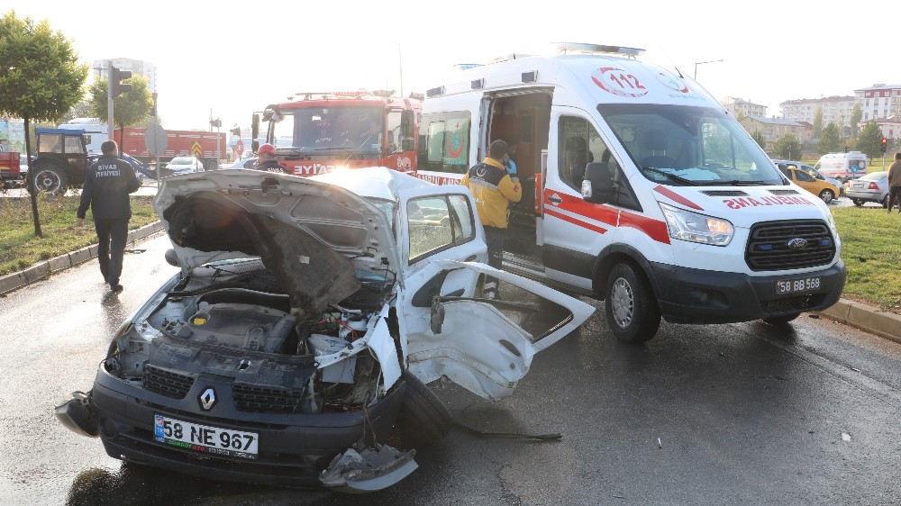 Otomobil ve Pikap çarpıştı yaralılar var