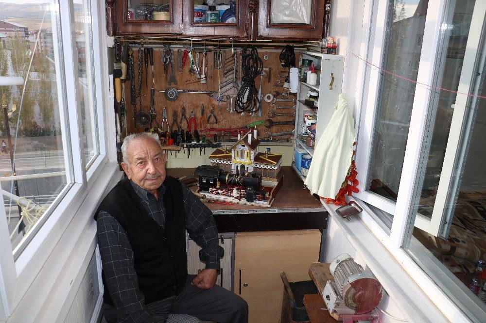 Evinin balkonunda tarihi yapıların minyatürlerini yapıyor