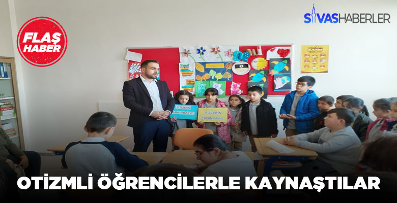 İlköğretim öğrencileri Otizmli öğrencilerin yanında