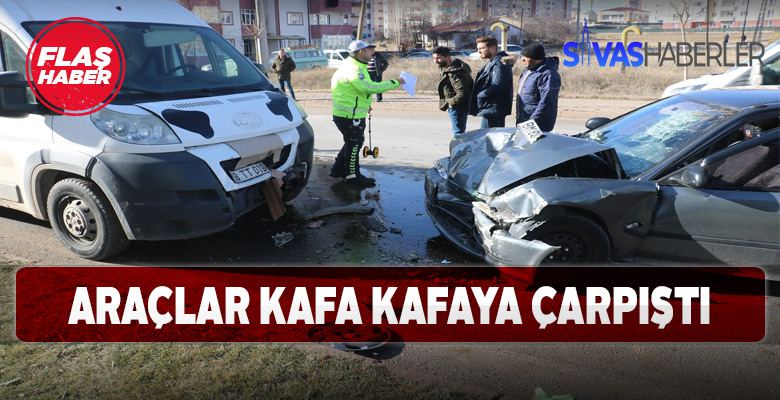 İki otomobil kafa kafaya kaza yaptı