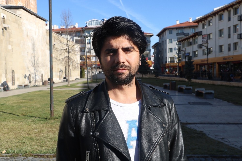 Kahverenginden kışın beyaza bürünen hayvan görüntülendi