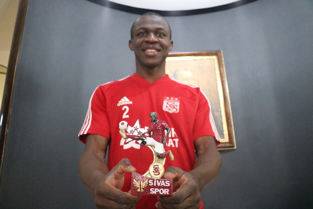 Aroune Kone’ye kendisine benzeyen biblo hediye edildi