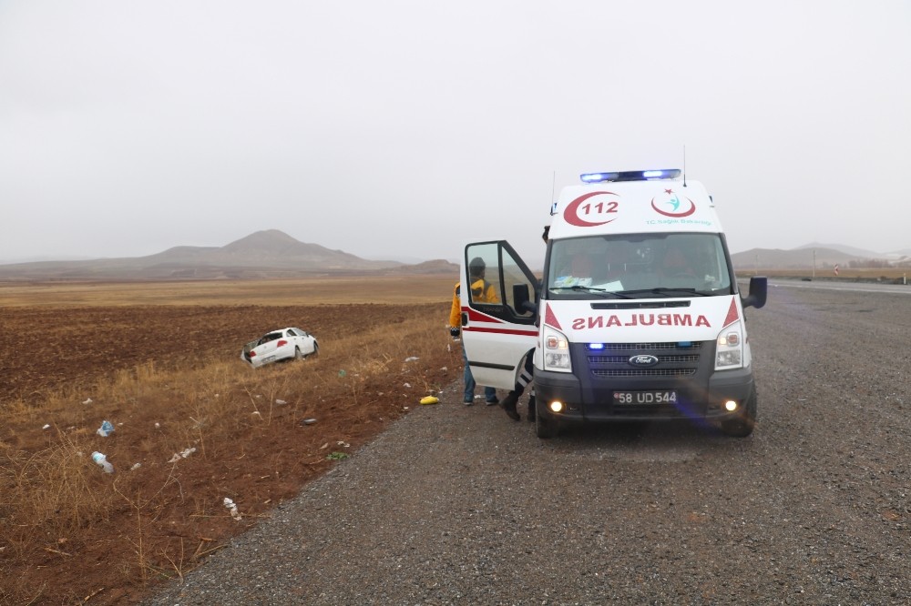 Sivas’ta Tarlaya devrilen otomobilde 2 kişi yaralandı
