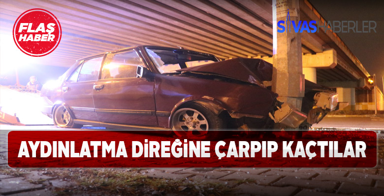 Sivas’ta aydınlatma direğine çarpıp kaçtılar