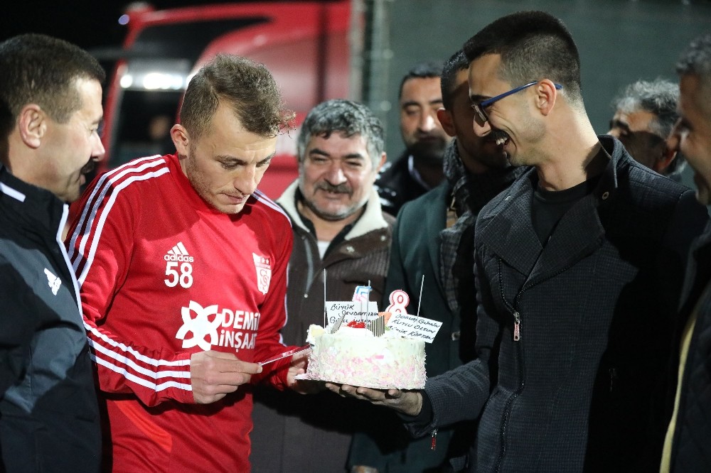 Antalya’daki taraftarlar Sivasspor kaptanına pasta kesti