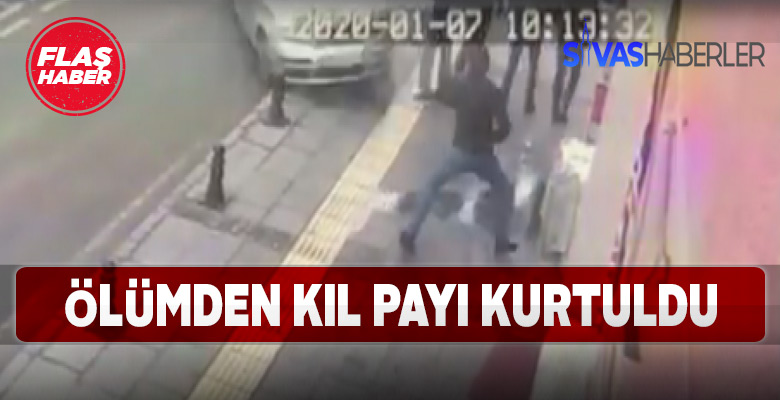 Kaldırıma çıkan otomobil neredeyse genci eziyordu