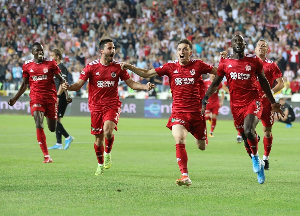 Uzatma dakikalarının yıldızı Sivasspor oldu