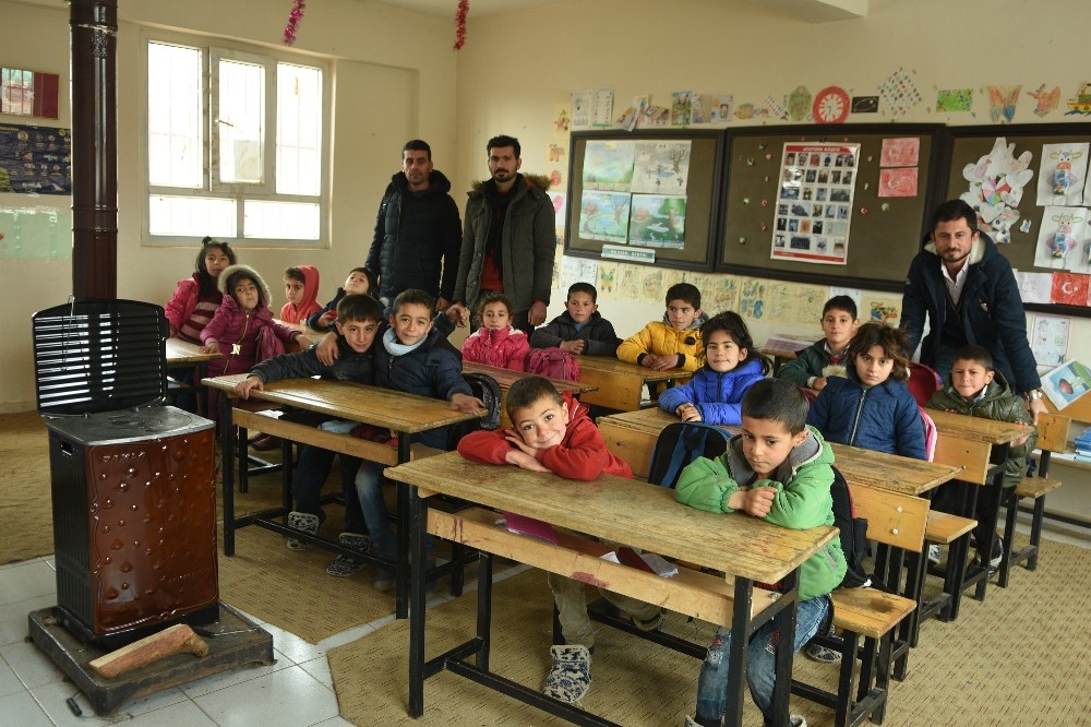 Bir öğretmen memleketine binlerce kitap bağışladı