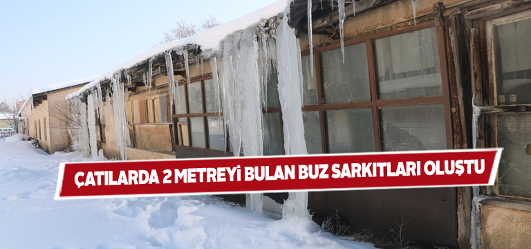 Çatılardan sarkan buz sarkıtları eşsiz görüntüler oluşturdu