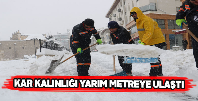 Sivaslılar yolda biriken karda yürümekte zorlanıyor