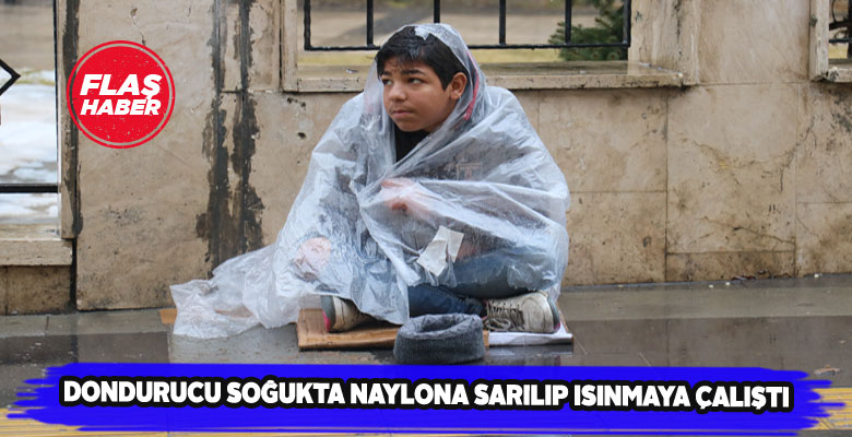 Suriyeli genç dilenirken naylonla soğuktan korundu