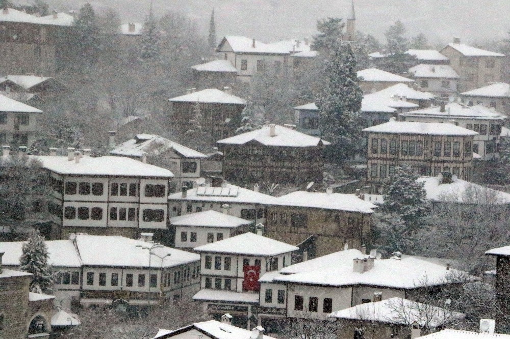 Kar yağışı tarihi konakları süsledi