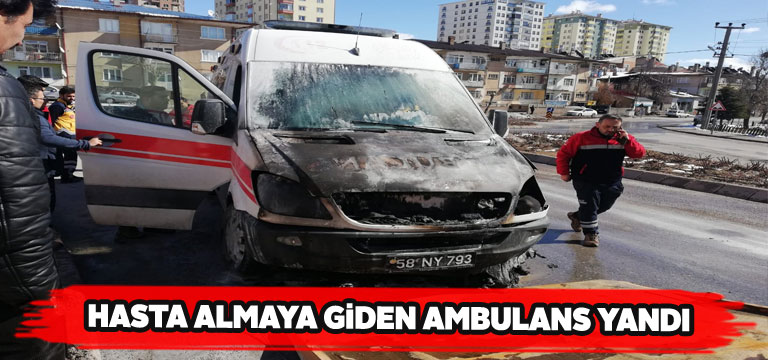 Aniden yanmaya başlayan ambulans yolda kaldı