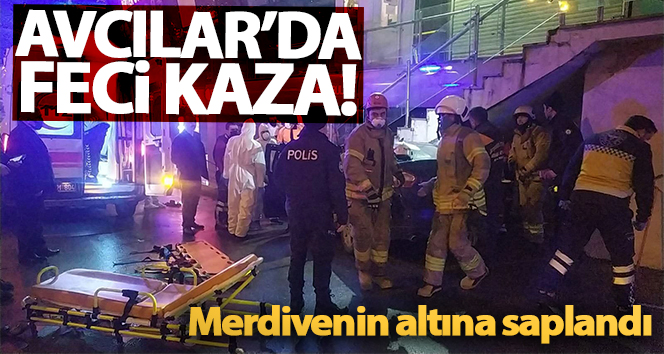 Avcılar’da bir otomobil AVM girişindeki merdivenin altına saplandı: 3 yaralı