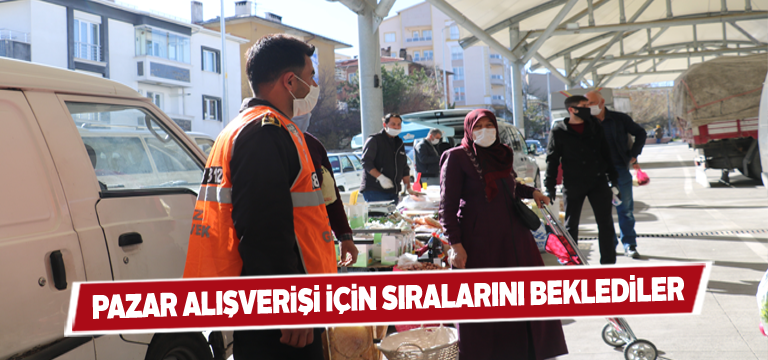 Sivas semt pazarı girişinde uzun kuyruklar oluştu