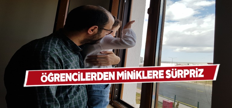 Karantinadaki miniklere özel şarkı söylediler