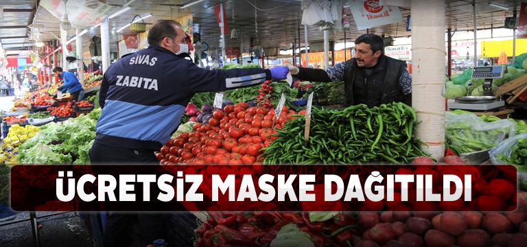 Zabıtalar vatandaşlara ücretsiz maske dağıttı