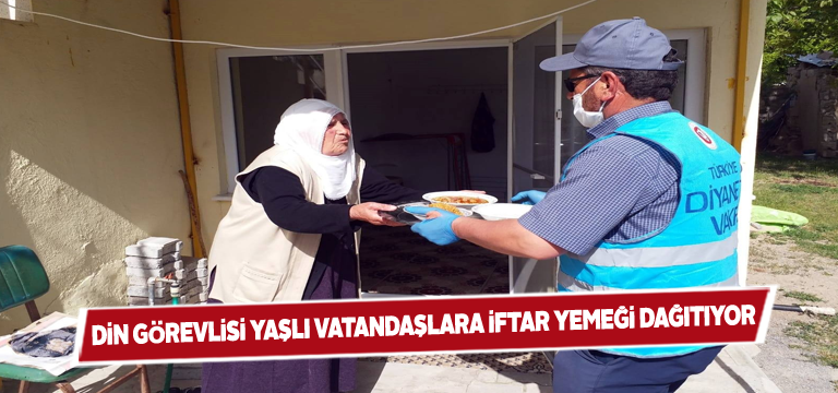 Şarkışla’da cami görevlisi yaşlılar için kolları sıvadı