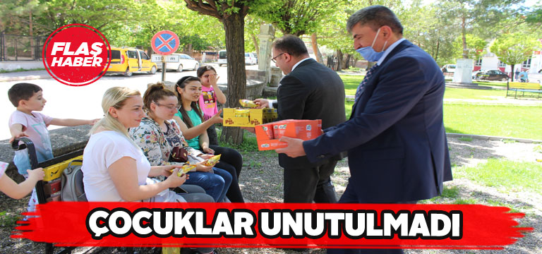 Gemerek’te çocuklara kek ve meyve suyu dağıtıldı