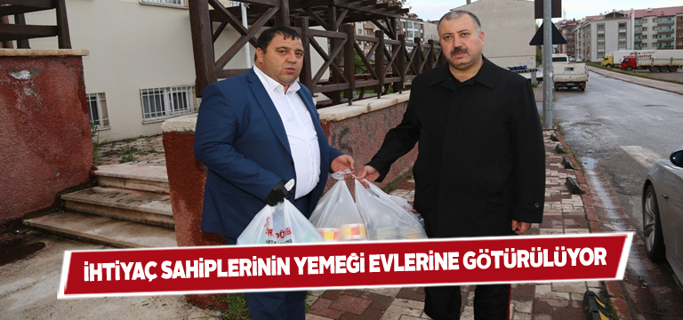 Sivas’ta ev ev dolaşarak iftar yemeği dağıttılar
