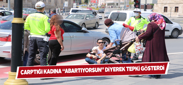 Hem yayaya çarptı, hem de fırçaladı!