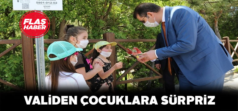 Vali Salih Ayhan’dan çocuklara horoz şekeri ikramı