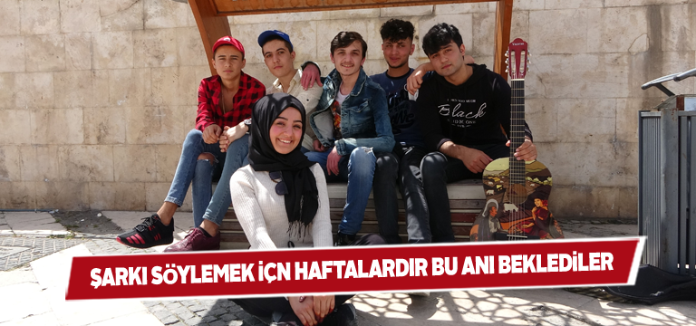 Sokağa çıkma izninde toplanıp şarkı söylediler