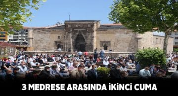 Sivas kent meydanında binlerce kişi Cuma namazı kıldı