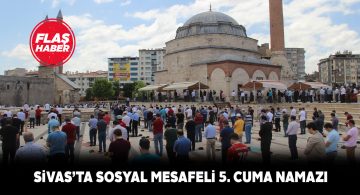 Açık alanda kılınan Cuma namazına kadınlar da eşlik etti