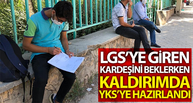 Kardeşinin LGS’ye girmesini beklerken kaldırımda YKS için hazırlık