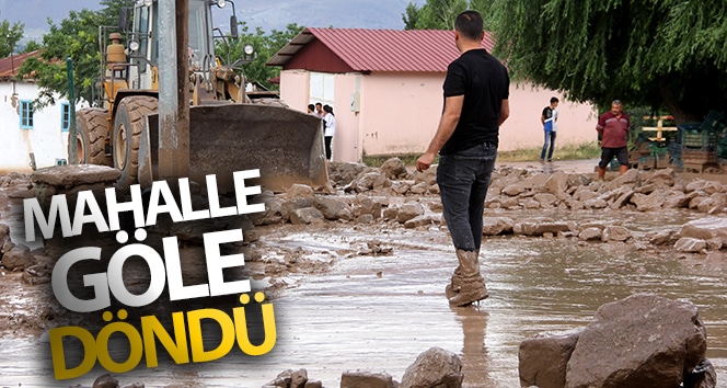 Erzincan deresindeki dere taşan taşkın suları mahallenin ortasından geçti