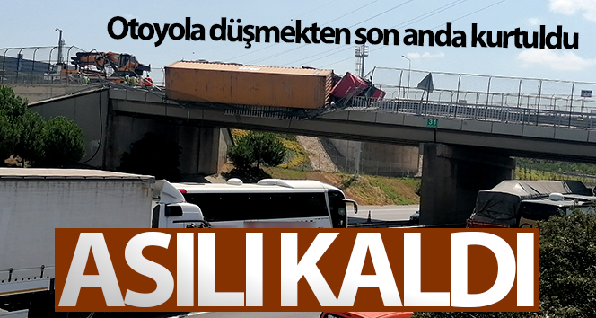 Devrilen tır, TEM Otoyolu üzerindeki köprüde asılı