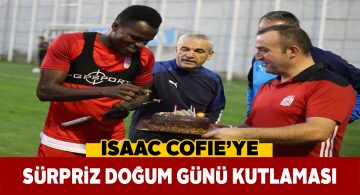 Isaac Cofie’nin doğum günü antrenmanda kutlandı