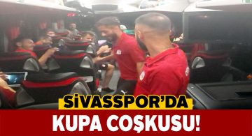 Sivassporlu oyuncular Başkent kupasını otobüste kutladı