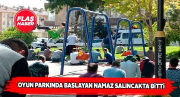 Babasıyla namaza giden çocuk oyun keyfi yaptı