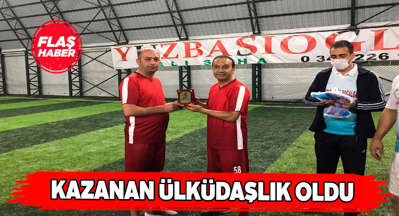 Sivaslı Ülkü Ocakları üyeleri halı sahada mücadele etti