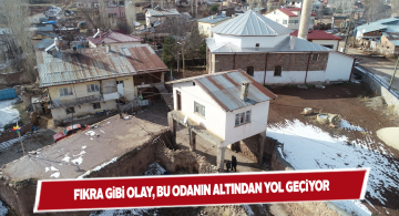 Altından yol geçen oda görenleri şaşırtıyor
