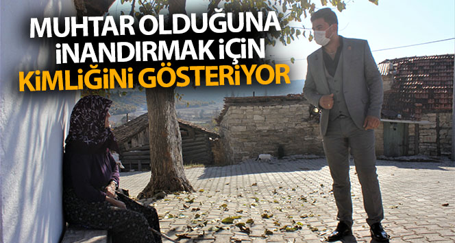 Muhtar olduğuna inandırmak için kimliğini gösterir