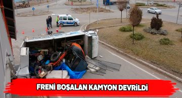 Sanayii kavşağında ekskavatör yüklü kamyon devrildi