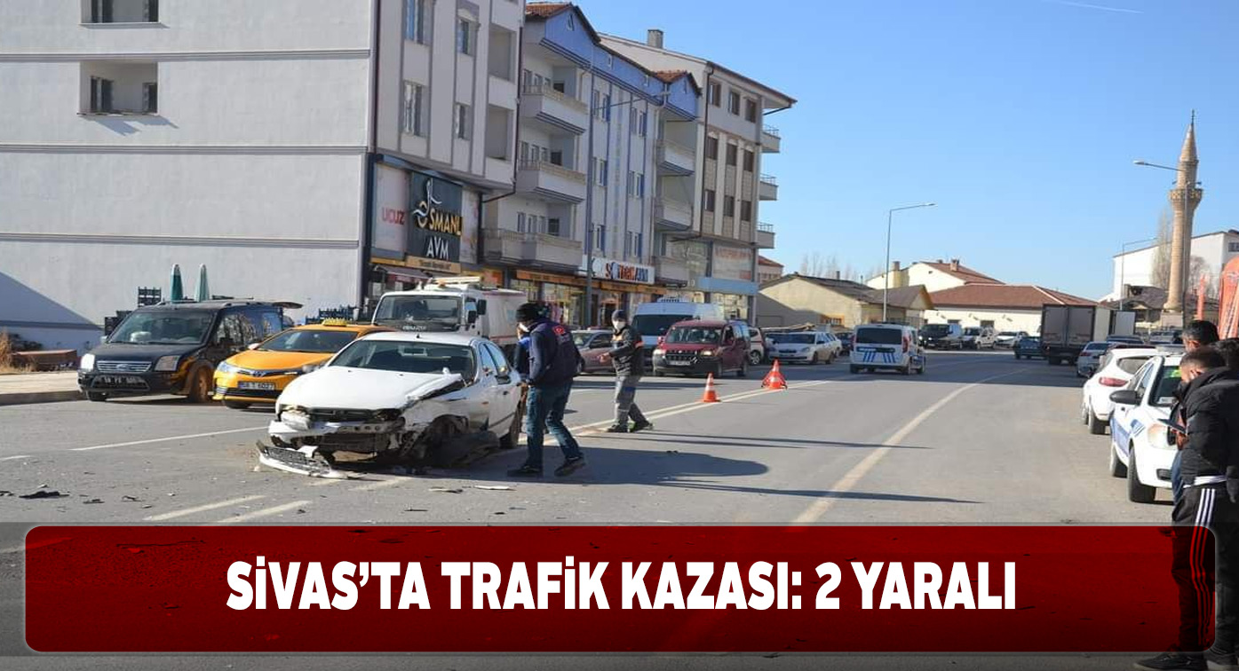 Şarkışla’da otomobil ile hafif ticari araç çarpıştı