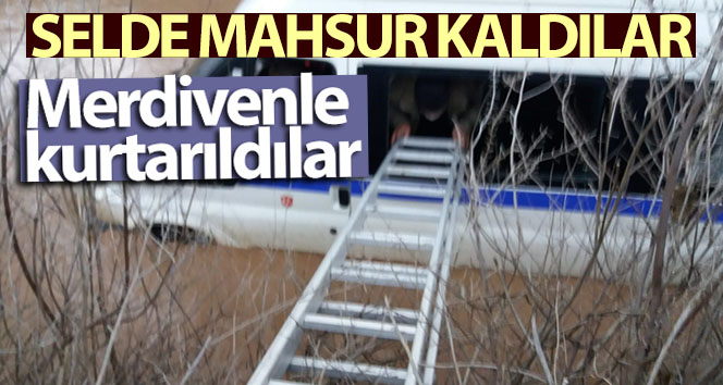 Selde mahsur kalan minibüs içerisindeki 9 kişi merdivenle kurtarıldı