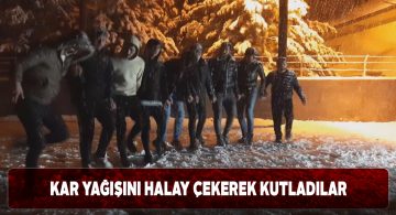 Sivaslı gençler yağan kar ile birlikte halay çektiler