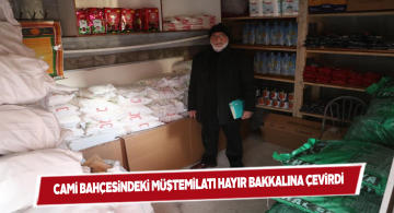 Cami Dernek Başkanı cami bahçesinde yoksullara yardım ediyor