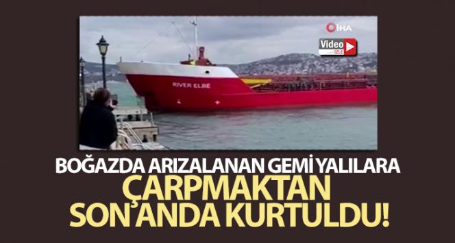 Boğazda arızalan geminin yalılara çarpmaktan son anda kurtulduğu anlar kamerada