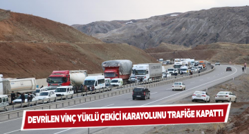 Taşlıdere’de yola devrilen çekici ve vinç trafiği kilitledi